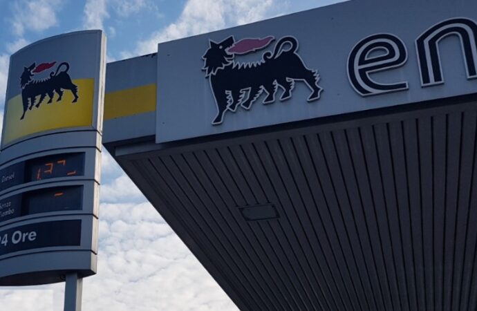 Carburanti, da oggi il taglio delle accise scende a 5 centesimi: “Pieno di gasolio costerà 3 euro in più”