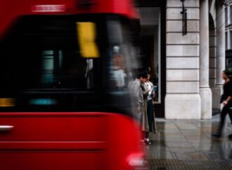 Regno Unito: Farage abbandona la promessa di tagli fiscali