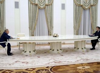 Russia-Ue, Macron e il colloquio con Putin. Mosca: “Siamo disponibili”