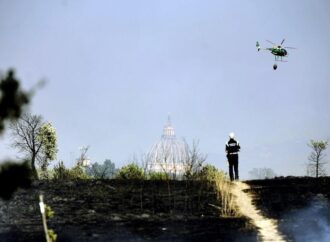 Fiumicino, colonna di fumo nero visibile in tutta Roma Sud