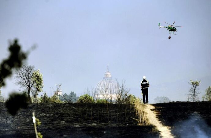 Fiumicino, colonna di fumo nero visibile in tutta Roma Sud