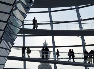 Germania, quarto della forza lavoro tra i 55 e 64 anni, aziende manifatturiere meno competitive