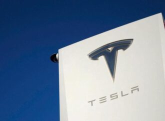 Tesla sotto accusa in Germania: trattenute agli stipendi dei dipendenti in malattia