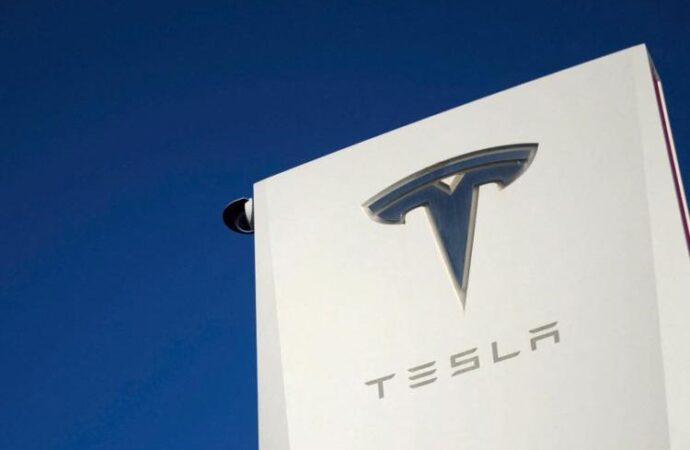 Tesla sotto accusa in Germania: trattenute agli stipendi dei dipendenti in malattia