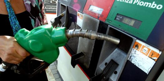 Italia, dopo lo stop agli sconti sulle accise arrivano i rialzi su carburanti