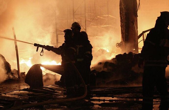 Massiccio attacco di droni di Kiev su Mosca: colpita un’altra raffineria