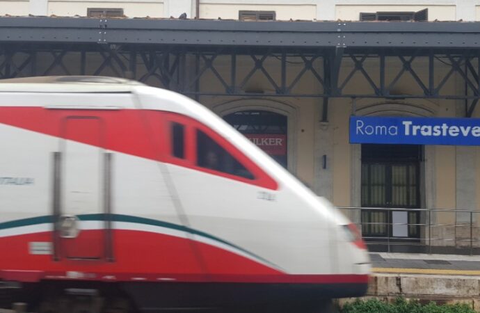 Sciopero 7 novembre, treni e trasporti pubblici: chi si ferma, orari e fasce di garanzia