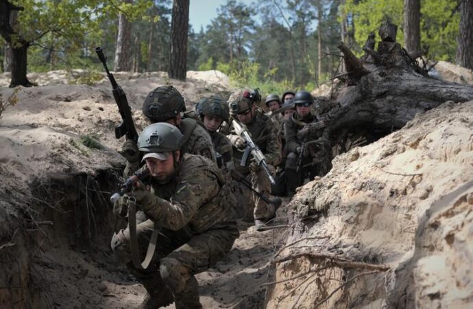 La guerra in Ucraina dopo quattro anni: un conflitto di “trincee e droni”