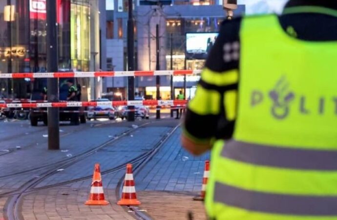 Paesi Bassi, attacco con coltello ad Amsterdam: 5 feriti, arrestato l’aggressore