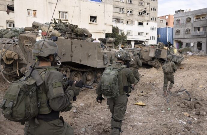 Gaza, proseguono i raid israeliani. Netanyahu ferma gli aiuti umanitari