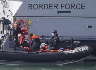 UK, Migranti: primi rimpatri verso la Francia: dividere politica e opinione
