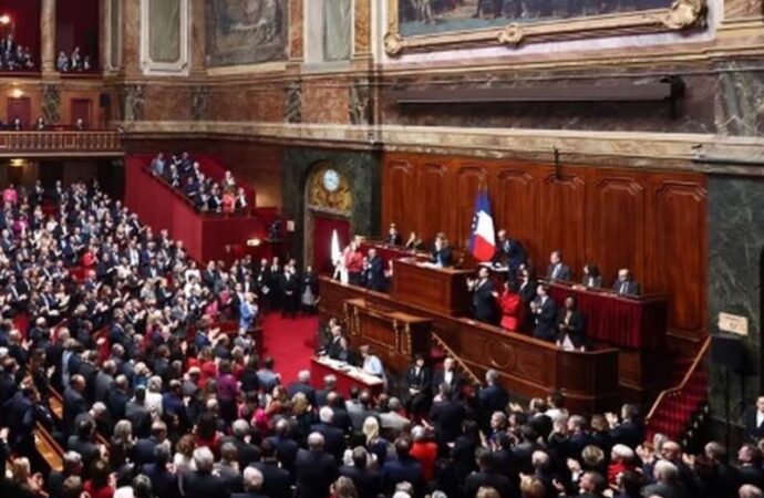 Francia, Legge di Bilancio: Appello alla responsabilità e tensioni in Parlamento