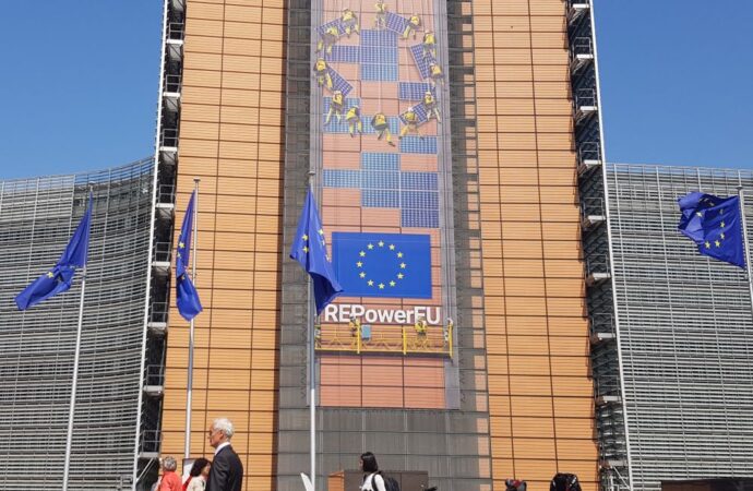 La Commissione europea sospende il sostegno bilaterale a Israele