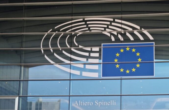 Parlamento europeo, norme sulle emissioni: respiro per industria dell’auto