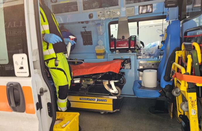 Roma, Acilia: spari da un’auto in corsa, ferita una ragazza