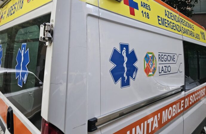 Roma, incidente tra scooter e un veicolo militare: un morto
