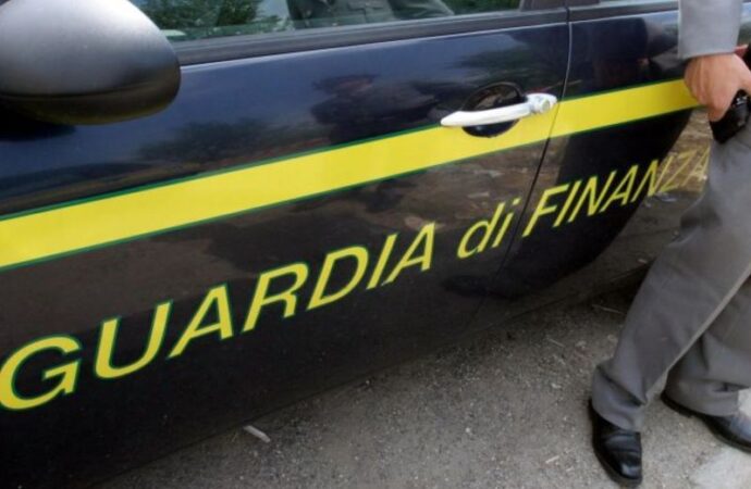 Roma, sequestrate 10 tonnellate di Carburanti annacquati: irregolarità in 1 distributore su 5