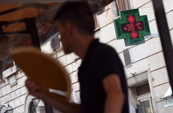 Italia, caldo in aumento, domani 11 città bollino giallo
