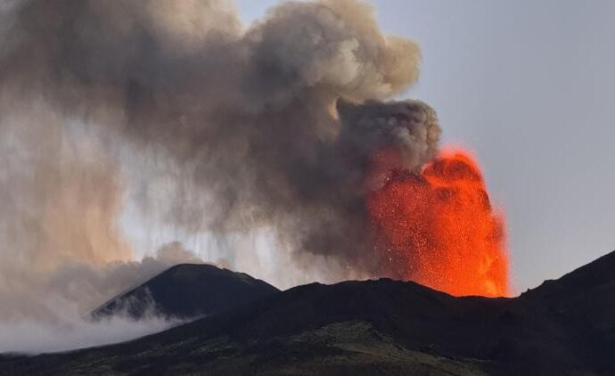Etna, colata di lava allerta gialla ma niente pericolo per centri abitati