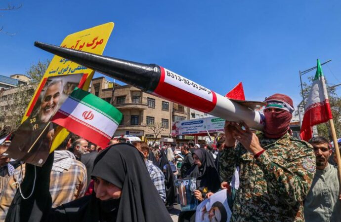 Iran-Usa, tregua a rischio. Raid in Iraq, risposte iraniane nel Golfo