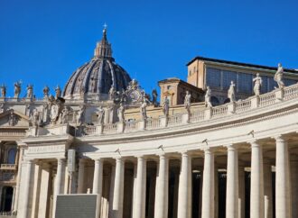 Vaticano, Papa: “Stazionario, nessuna crisi respiratoria ma la prognosi resta riservata”