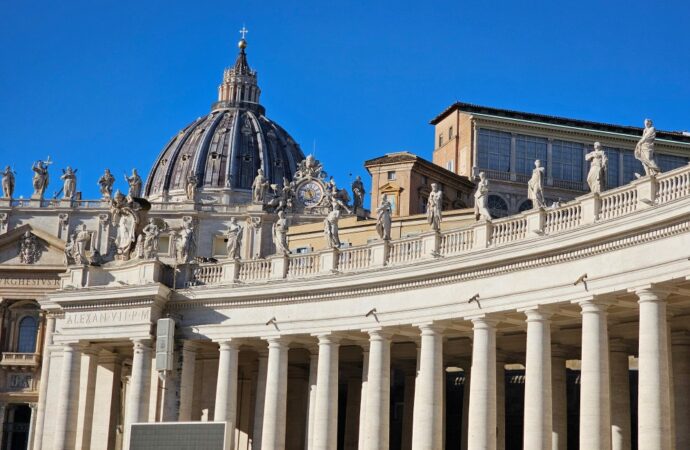 Vaticano, Papa: “Stazionario, nessuna crisi respiratoria ma la prognosi resta riservata”