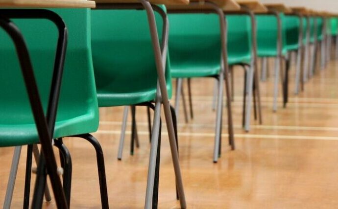 Scuola, cortei da Torino a Roma: “Soldi alla formazione non alla guerra”