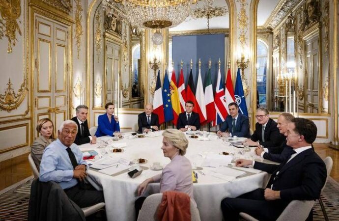 Il vertice di Parigi tra divisioni e critiche senza una strategia comune