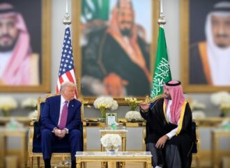 Trump inizia dall’Arabia Saudita il suo tour di scambio miliardario nel Golfo
