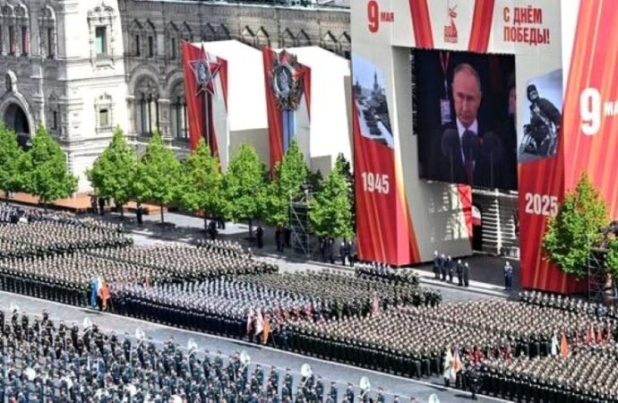 Russia, Xi accanto a Putin alla parata del Giorno della Vittoria