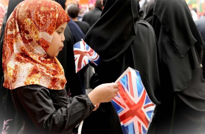 Musulmani britannici: più giovani e più colti, ma le sfide continuano