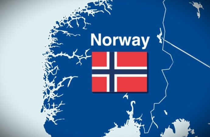 Oslo, una nave container si arena nel giardino di un uomo