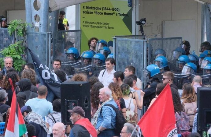 Torino, protesta attivisti Pro Pal al Salone del Libro, tensioni