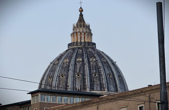 Vaticano, Fumata bianca annuncia il nuovo Papa