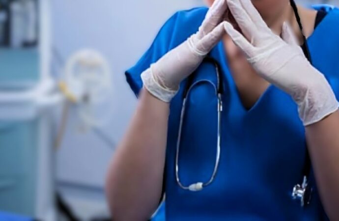 Piacenza, abusi e violenze su colleghe: arrestato primario