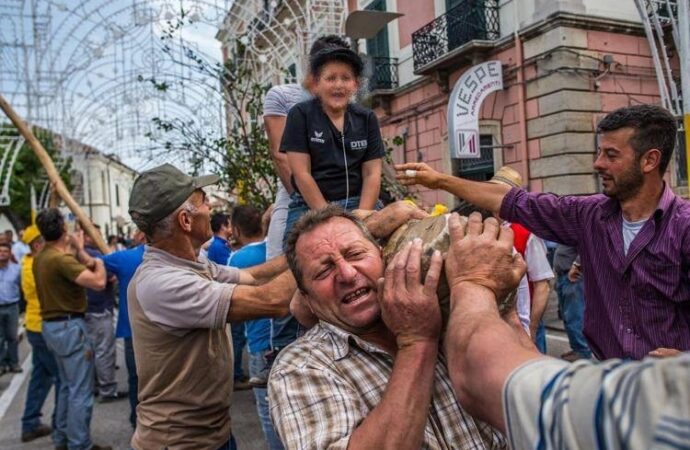 Matera, buoi sulla folla alla processione di Accettura: panico e 5 feriti
