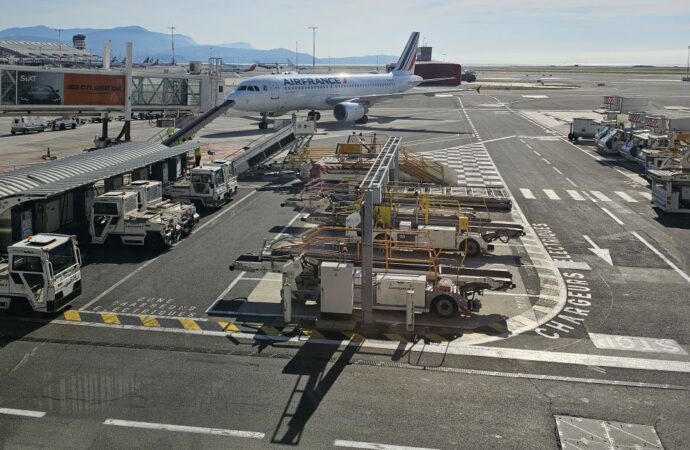 La guerra di Israele paralizza il trasporto aereo nel Medio Oriente