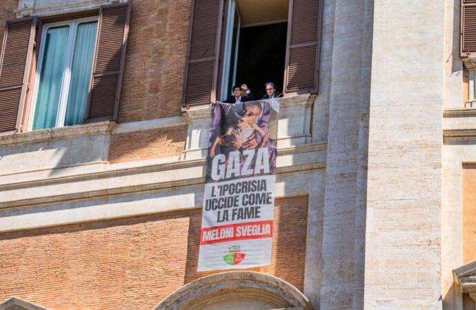 Gaza, flash mob Avs a Montecitorio: “Ipocrisia uccide come la fame”