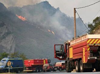 Francia, maxi incendio nel sud del paese, allerta massima
