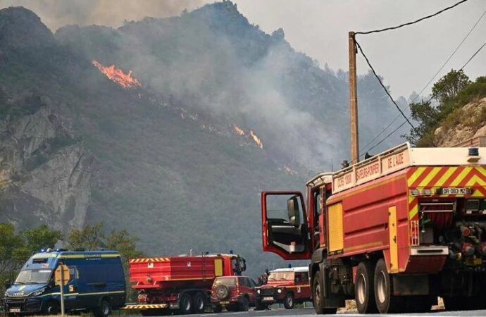 Francia, maxi incendio nel sud del paese, allerta massima