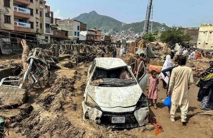 Pakistan, piogge monsoniche, almeno 320 morti in 48 ore