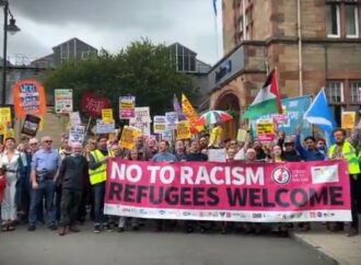 Regno Unito: proteste su immigrazione, polizia separa i manifestanti