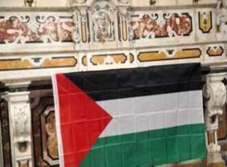 Prete espone bandiera palestinese sull’altare: “Vangelo ci dice di schierarci”