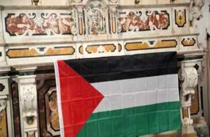 Prete espone bandiera palestinese sull’altare: “Vangelo ci dice di schierarci”
