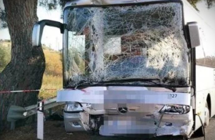 Catanzaro, scontro tra due autobus, 100 feriti
