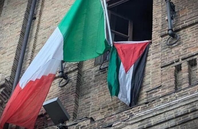 La Francia, segue l’Italia, almeno 21 comuni espongono bandiera palestinese