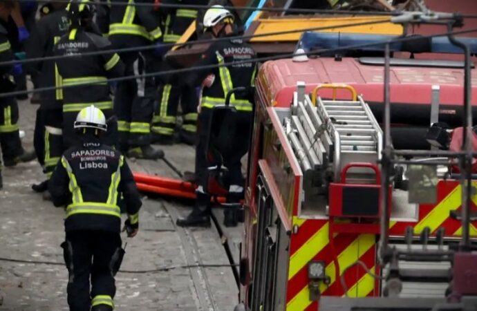 Lisbona, incidente alla funicolare Gloria, 15 morti, lutto nazionale