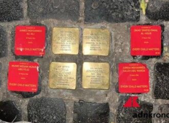 Roma, adesivi rossi con i nomi dei morti di Gaza accanto alle pietre d’inciampo