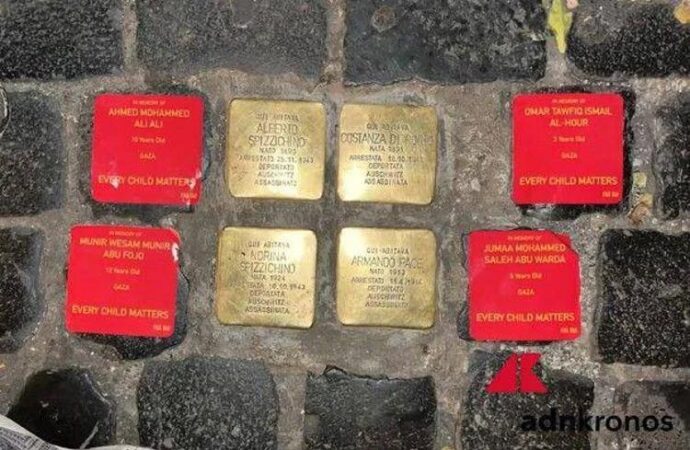 Roma, adesivi rossi con i nomi dei morti di Gaza accanto alle pietre d’inciampo