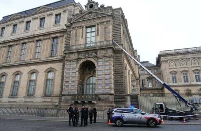 Parigi, Louvre: rubati i gioielli di Napoleone, uno è stato ritrovato